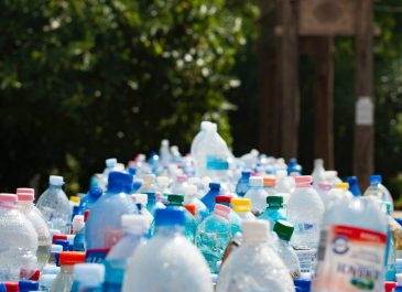 Beberapa Cara yang Bisa Kamu Lakukan Untuk Manfaatkan Sampah Botol Plastikmu!
