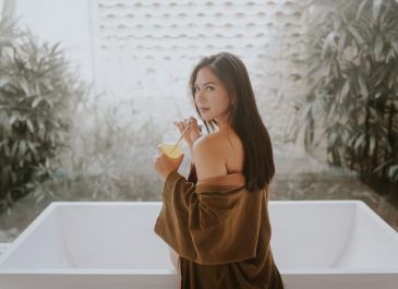 5 OOTD Jessica Mila yang Bisa Kamu Tiru untuk Beraktifitas di Akhir Pekan Ini