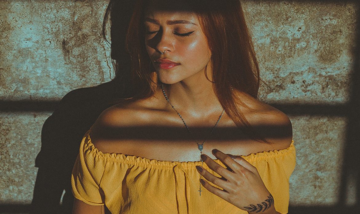 Mengenal Baju Sabrina, Model Baju Jadul yang Kembali Trend