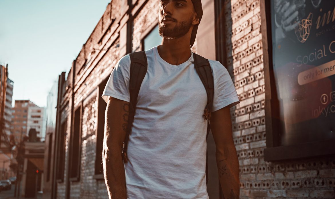 Mix and Match Tampil Keren dengan Kaos Polos Putih