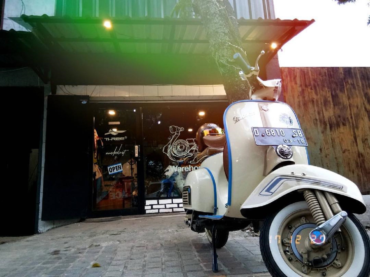 brand berkonsep vespa