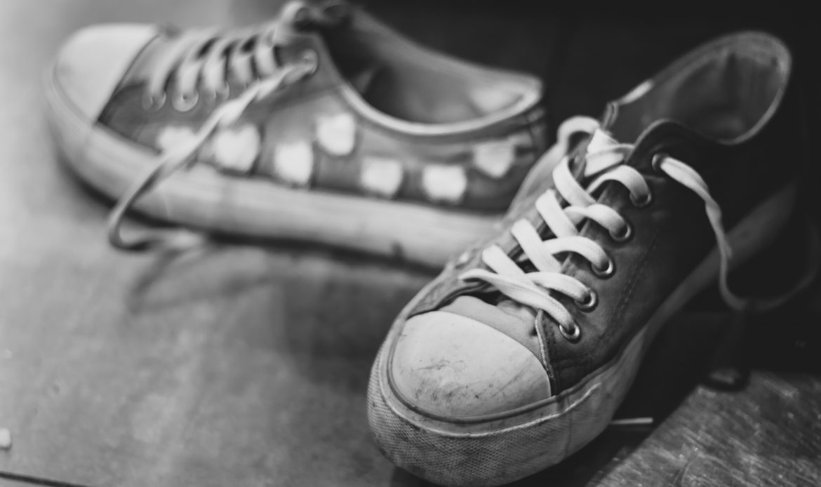 Biaya Laundry Sepatu Mahal? Begini Cara Membersihkan Sepatu Berdasarkan Jenisnya