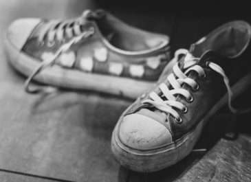 Biaya Laundry Sepatu Mahal? Begini Cara Membersihkan Sepatu Berdasarkan Jenisnya