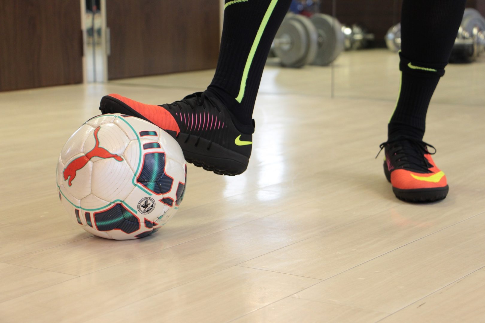hal yang perlu diperhatikan saat membeli sepatu futsal