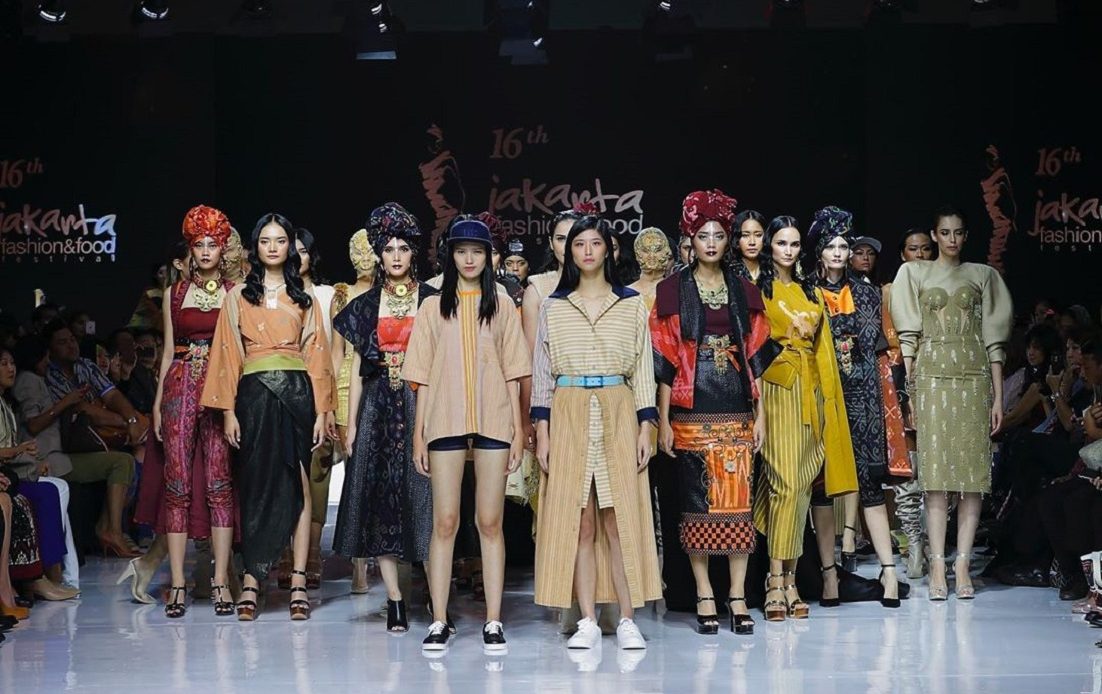 Fashion Show JFFF 2019, Munculkan Karya Tenun Nusantara di dalam LRT