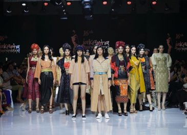 Fashion Show JFFF 2019, Munculkan Karya Tenun Nusantara di dalam LRT