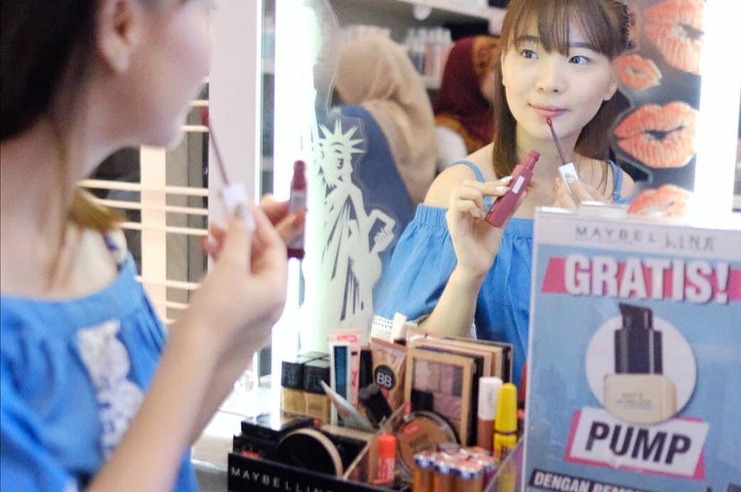 Nongkrong Sekaligus Berbelanja Peralatan Make Up di Makeupuccino