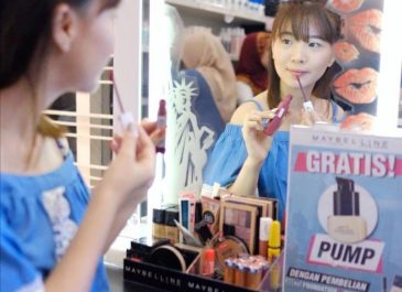 Nongkrong Sekaligus Berbelanja Peralatan Make Up di Makeupuccino