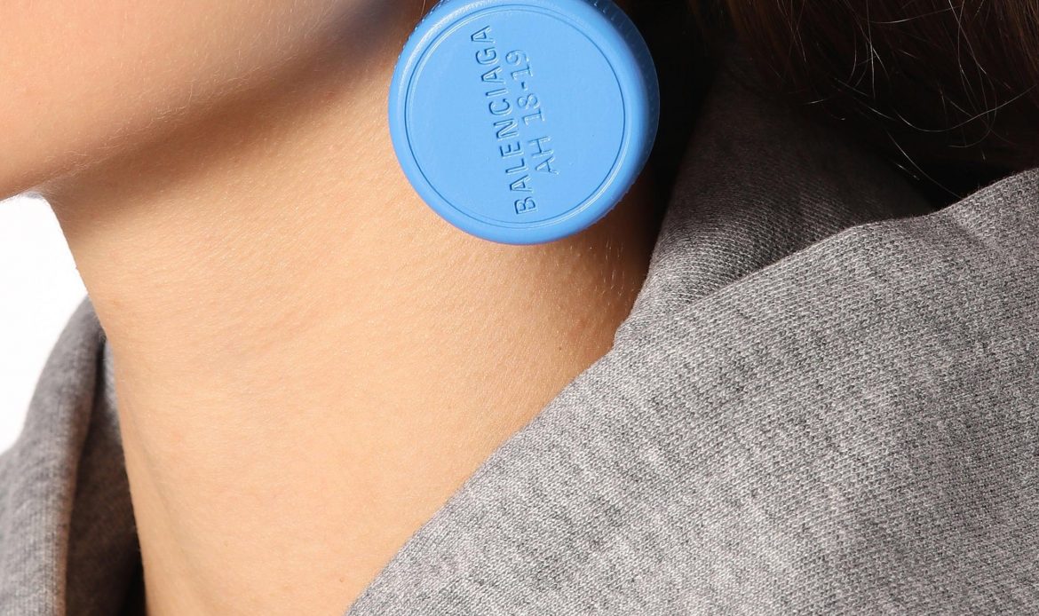 Balenciaga Luncurkan Anting Berdesign Seperti Tutup Botol