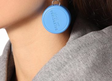 Balenciaga Luncurkan Anting Berdesign Seperti Tutup Botol