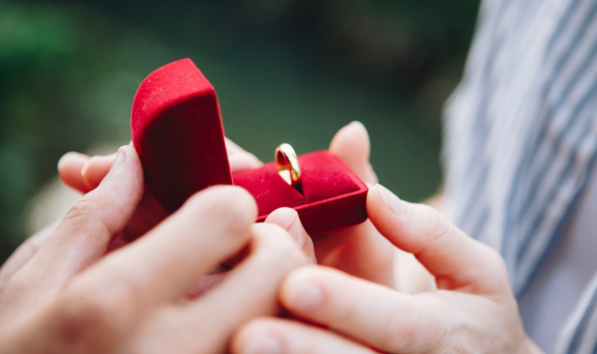 4 Jenis Cincin yang Cocok Kamu Gunakan Saat Tunangan