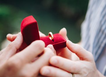 4 Jenis Cincin yang Cocok Kamu Gunakan Saat Tunangan