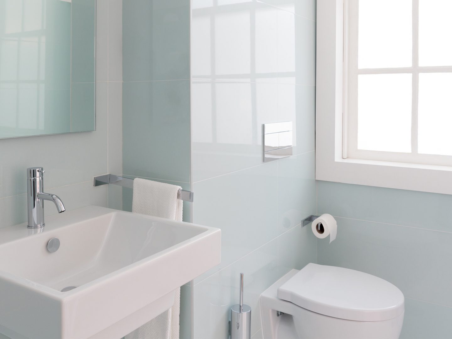 membersihkan toilet