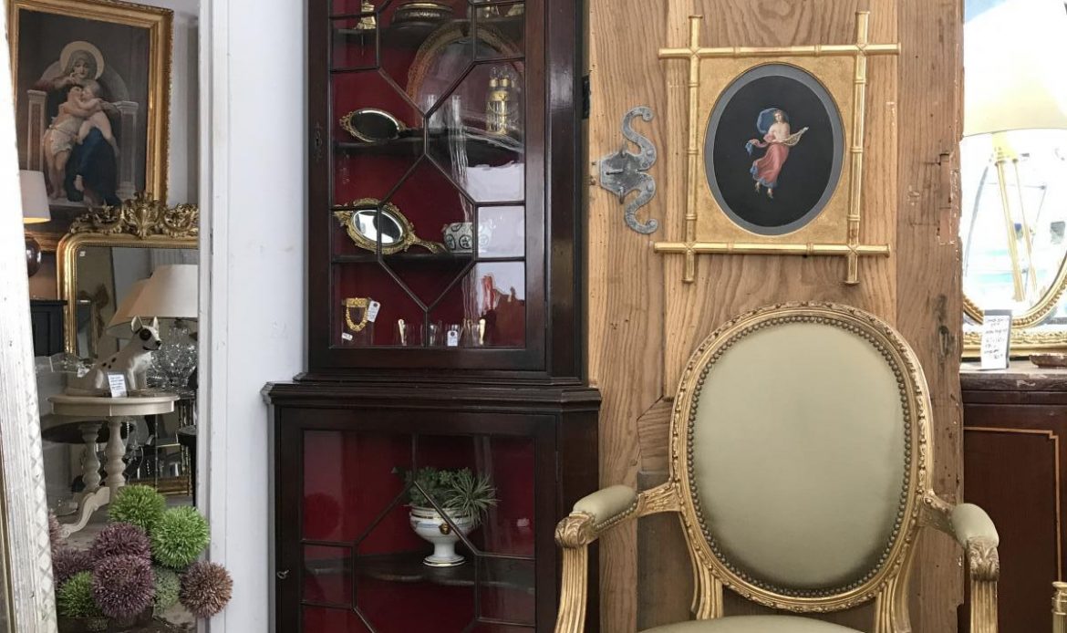 Mengenal Encoignure, Lemari Pengisi Kekosongan Sudut Ruangan