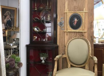 Mengenal Encoignure, Lemari Pengisi Kekosongan Sudut Ruangan