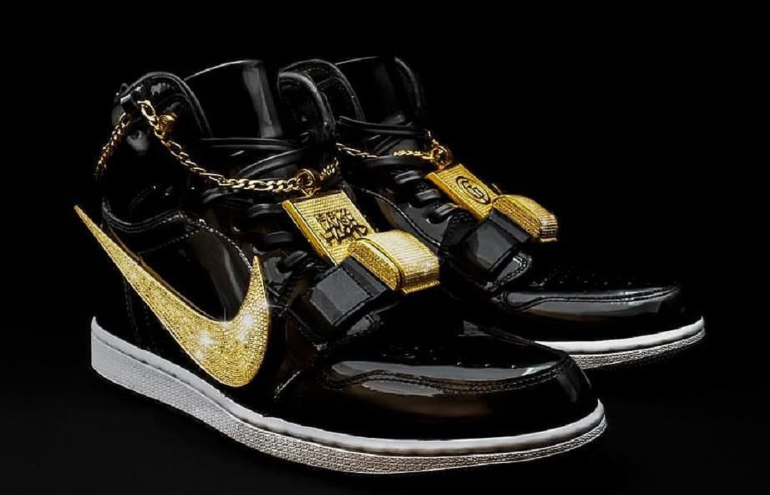 Nike Air Jordan, Sepatu Berlapis Emas Kombinasi Never Too Lavish dan Gold.inc
