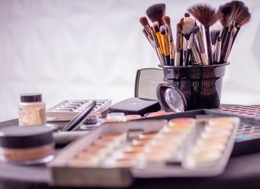 10 Inspirasi Membuat Tempat Make Up Sendiri dari Peralatan di Rumahmu!