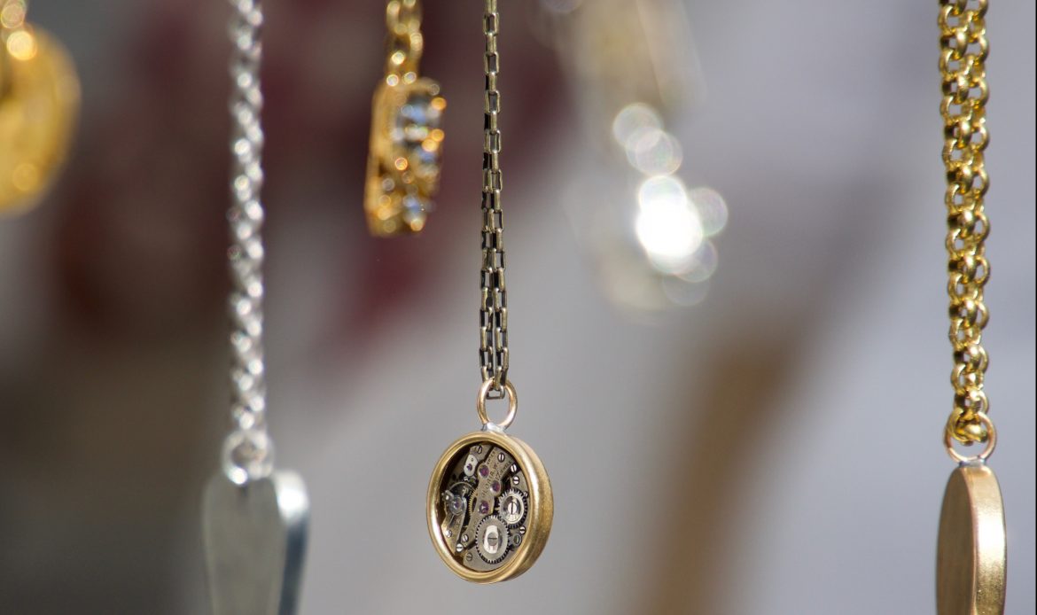 Creative Tips Memilih Perhiasan Sesuai Warna Kulitmu