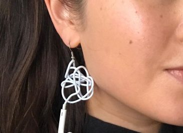 Terinspirasi dari Kabel Kusut Earphone, Seniman Ini Ciptakan Anting Unik