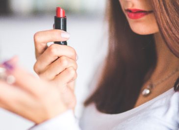 Virus Corona Bisa Menyebar Lewat Alat Makeup, Ini Cara Menghindarinya!