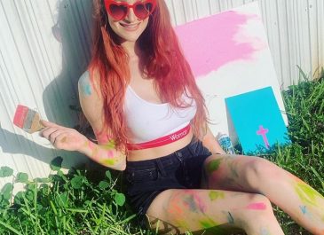 Seniman Wanita Ini Gunakan Payudara dalam Membuat Lukisan Abstrak