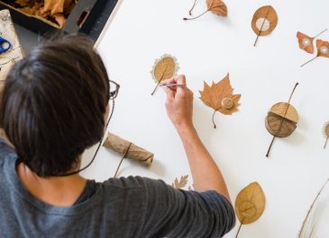 Seniman Ini Ciptakan Karya Seni dengan Daun Kering dan Benang Sulam