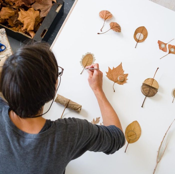 Seniman Ini Ciptakan Karya Seni dengan Daun Kering dan Benang Sulam
