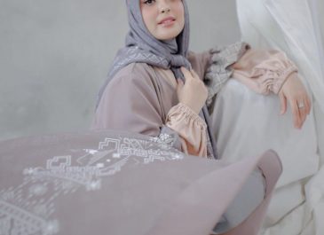 Jadi Pebisnis, Vebby Palwinta Luncurkan Hijab Bermotif yang Simpel