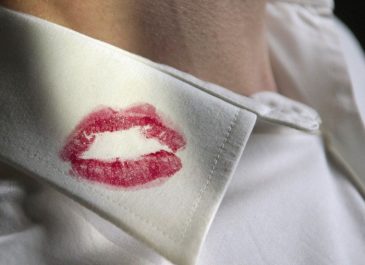 Creative Tips Cara Menghilangkan Noda Kosmetik pada Pakaian