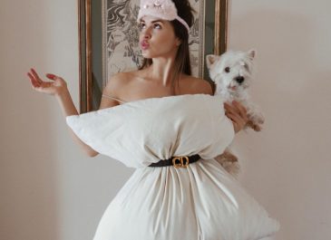 #QuarantinePillowChallenge, Hadirkan Dress Unik Bermaterialkan Bantal