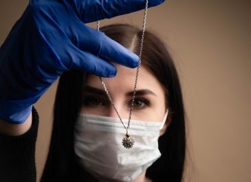 Luncurkan Liontin Berbentuk Virus Corona, Brand Perhiasan Ini Dikritik Publik