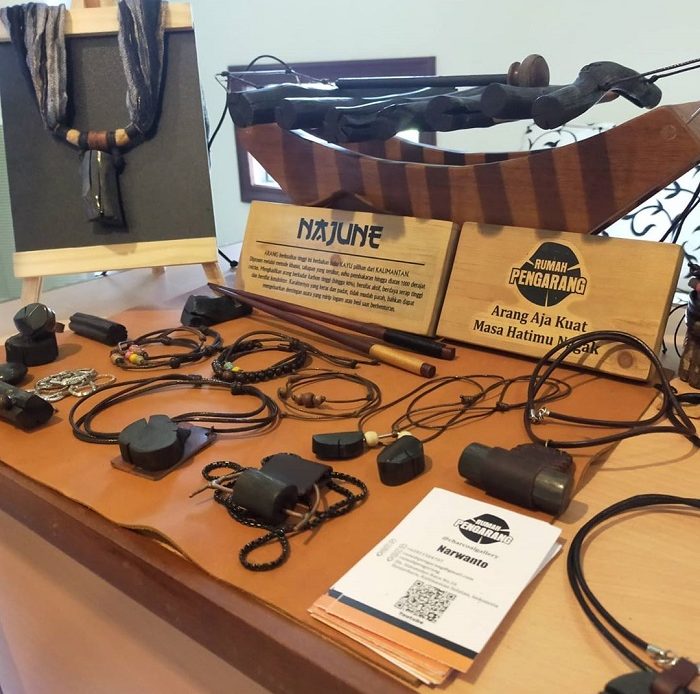 Rumah Pengarang, Tempat Narwanto Menyulap Arang Menjadi Perhiasan