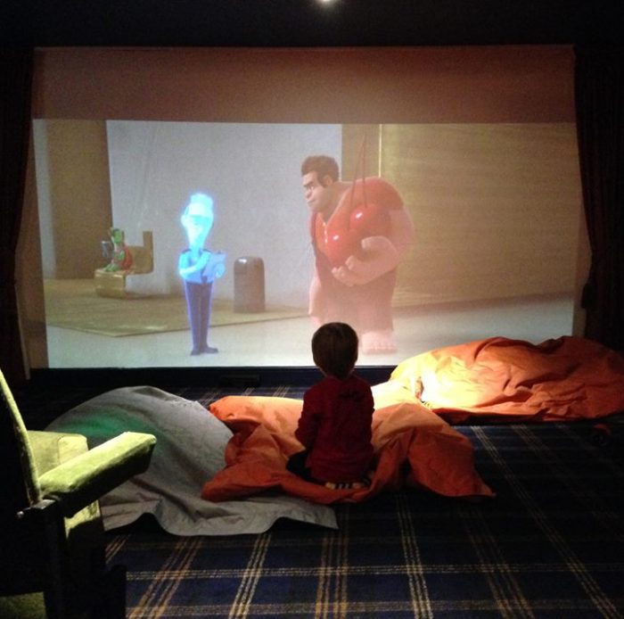 Menciptakan Bioskop Minimalis di Dalam Rumah, Begini Caranya!