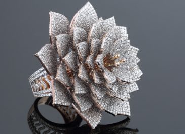 Cincin Asal India Berhiaskan Ribuan Berlian Ini Pecahkan Rekor Dunia