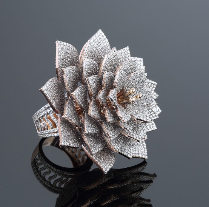 Cincin Asal India Berhiaskan Ribuan Berlian Ini Pecahkan Rekor Dunia