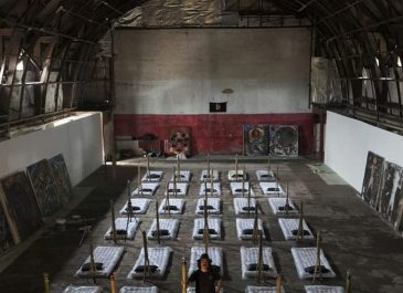 Gelar Pameran Seni di Bioskop Usang, Cara Tisna Sanjaya Hidupkan Kembali Cagar Budaya