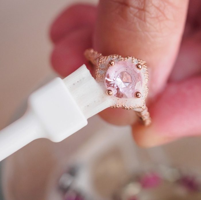 Membersihkan Perhiasan Emas Mudah & Murah Bermodalkan Pasta Gigi