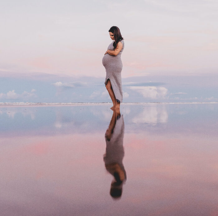 8 Inspirasi Outfit Untuk Ibu Hamil Agar Tetap Tampil Modis dan Kece!