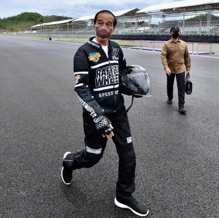 Menilik Outfit Riding Kece dari Brand Lokal Ala Jokowi di Sirkuit Mandalika