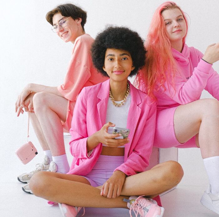 Warna Cerah & Motif Kotak-Kotak Diprediksi Akan Jadi Tren Fashion 2022