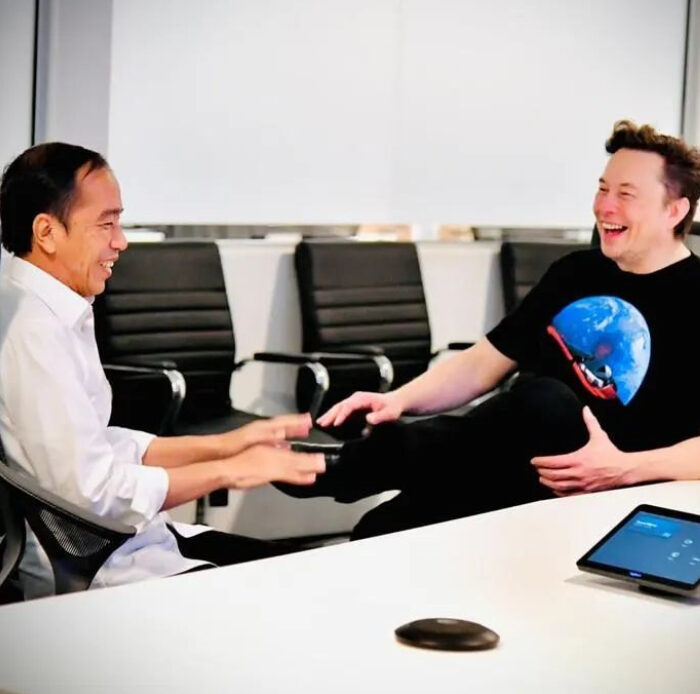 Menilik Sepatu Lokal Yang Digunakan Jokowi Saat Bertemu Elon Musk