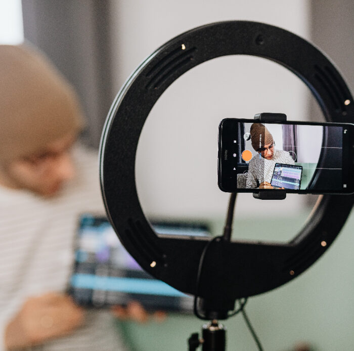 Ingin Jadi Content Creator? 5 Peralatan Dasar Ini Wajib Kamu Miliki!
