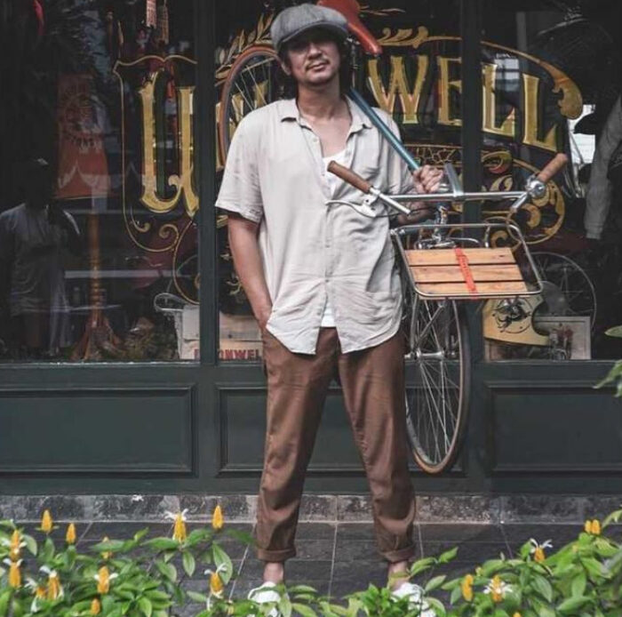 Tak Harus Pakai Sportwear, Intip OOTD Vincent Rompies Saat Bersepeda